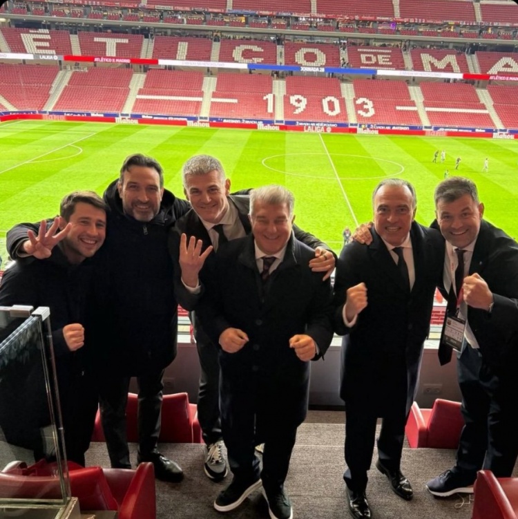  客場(chǎng)逆轉(zhuǎn)繼續(xù)領(lǐng)跑積分榜！拉波爾塔等巴薩高層合影慶祝勝利