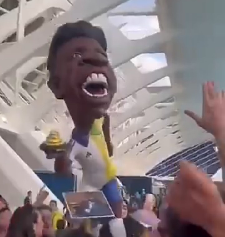  網(wǎng)友曬瓦倫西亞法雅節(jié)：維尼修斯人偶塑像被球迷嘲諷未贏得金球獎