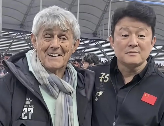  有點(diǎn)像？米盧差點(diǎn)將青島籍演員張磊誤認(rèn)為是孫繼海