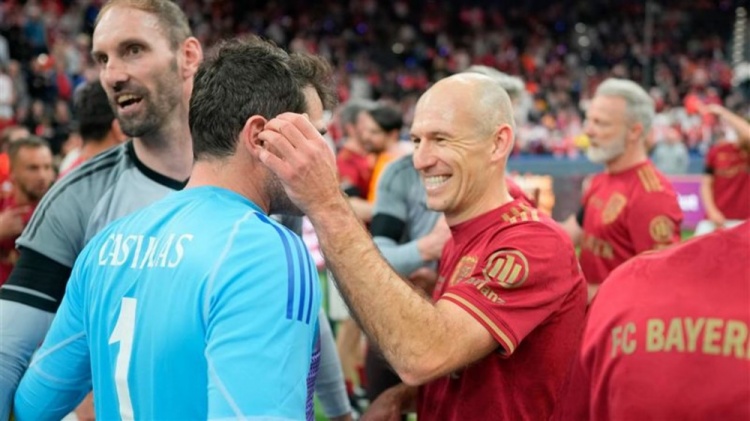  官方：羅本當(dāng)選貝肯鮑爾杯MVP&卡西最佳門將，捐出7.5萬歐收益