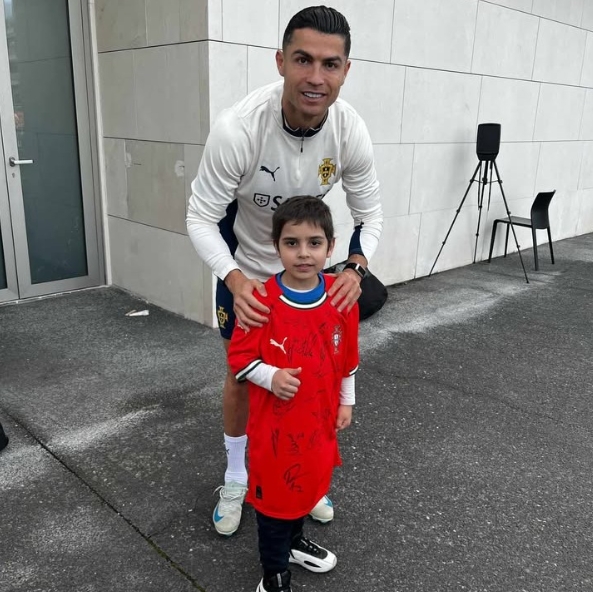  暖心！回國備戰(zhàn)間隙，C羅和病重小球迷見面并合影留念