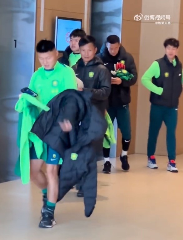  博主：張源出現(xiàn)在國安駐地仍步履蹣跚，韓佳奇、吳少聰參加訓(xùn)練