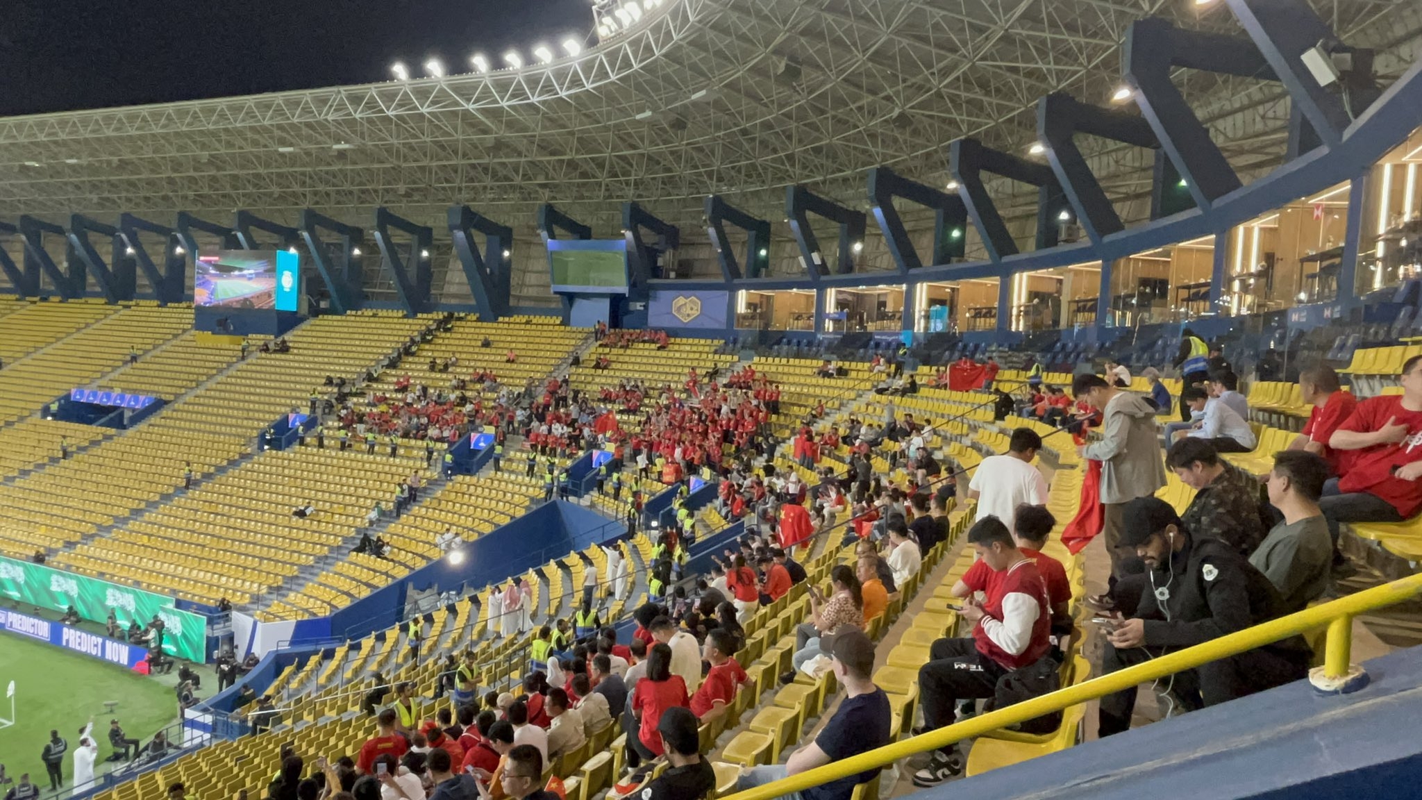  球票已售罄！中國球迷已經入場，坐在球場上層沙特球迷區(qū)上方