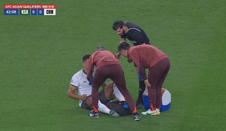  無法堅(jiān)持！蔣光太受傷第44分鐘被換下，31歲韓鵬飛替補(bǔ)登場首秀