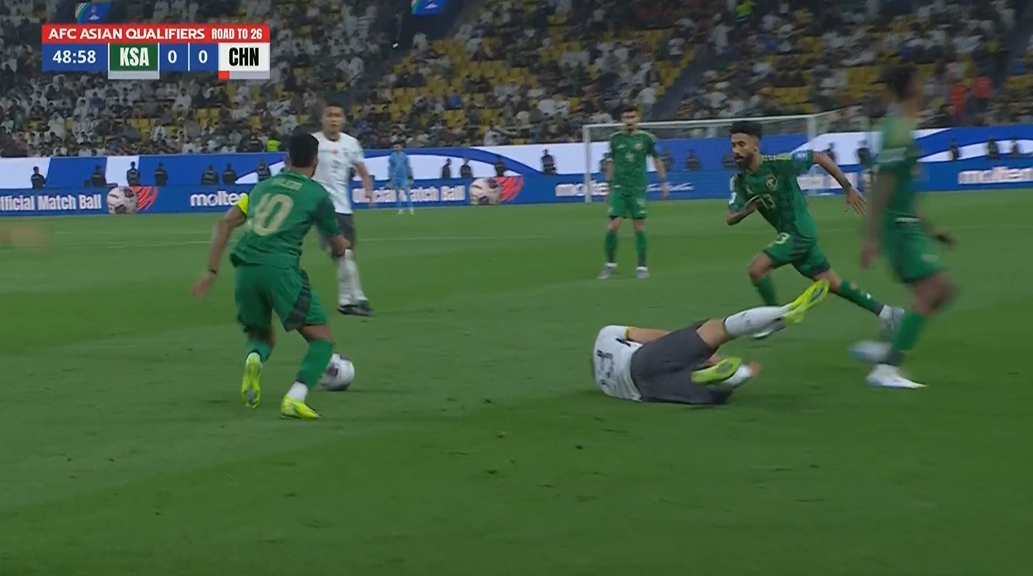  正常對(duì)抗or犯規(guī)？拜合拉木后場(chǎng)護(hù)球被斷，沙特就地進(jìn)攻取得進(jìn)球