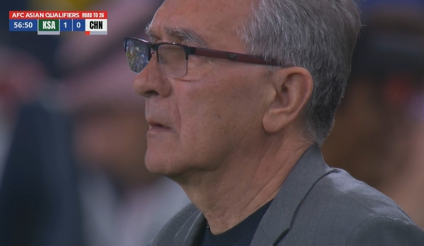  路在何方？0-1落后+少打一人，場(chǎng)邊伊萬(wàn)科維奇眉頭緊鎖