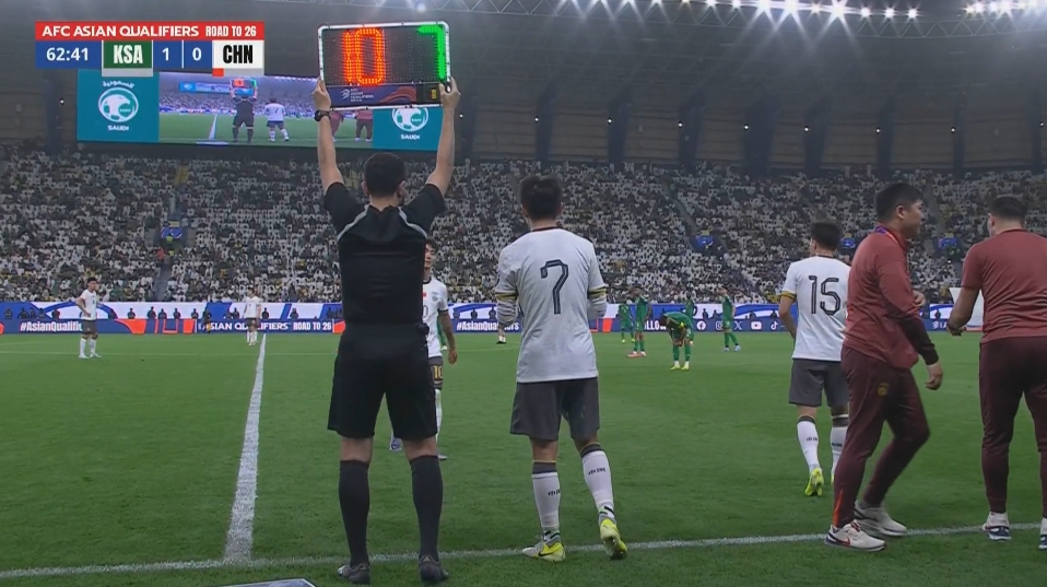  媒體人：哪怕少一人，我也覺得應(yīng)該換上塞爾吉尼奧加強(qiáng)一下控球