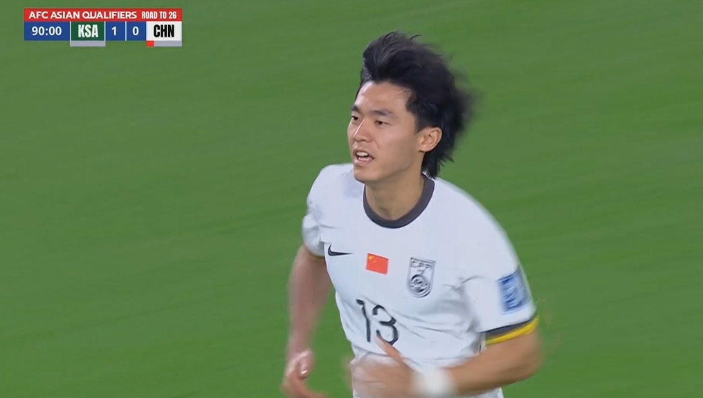  國足第90分鐘換人，胡荷韜登場換下謝文能