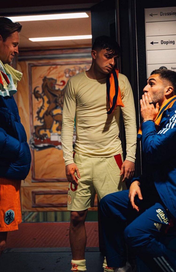  德容、費蘭、佩德里賽后相聚聊天，佩德里一臉疲憊