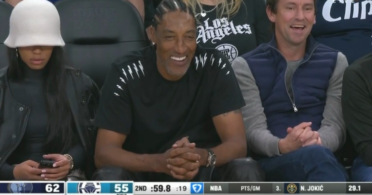  助陣親兒子！皮蓬現(xiàn)場觀戰(zhàn)灰熊比賽 小皮蓬進(jìn)球后非常開心