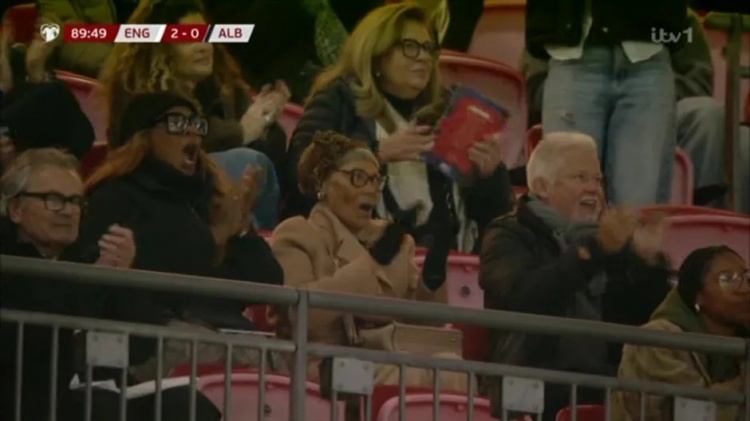  高興壞了！斯凱利英格蘭首秀破門(mén)，姐姐和奶奶在看臺(tái)擁抱慶祝