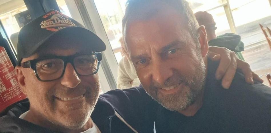  世體：巴薩主帥弗里克在西班牙小島度假，和球迷偶遇合影