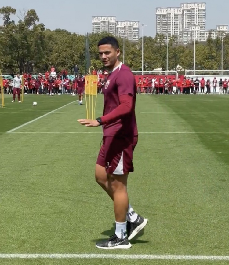  跟隊(duì)記者曬海港訓(xùn)練：武磊、蔣光太接受治療 馮勁、徐新慢跑恢復(fù)