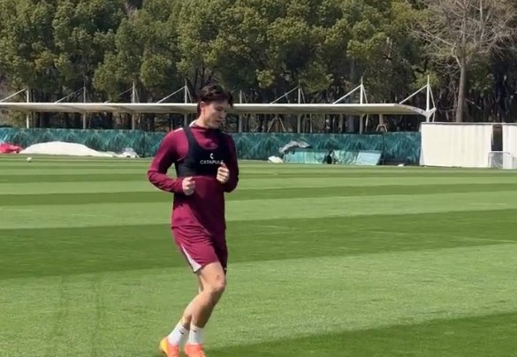  記者：沈子貴在教練帶領(lǐng)下恢復(fù)，去年遭右腿十字韌帶完全斷裂