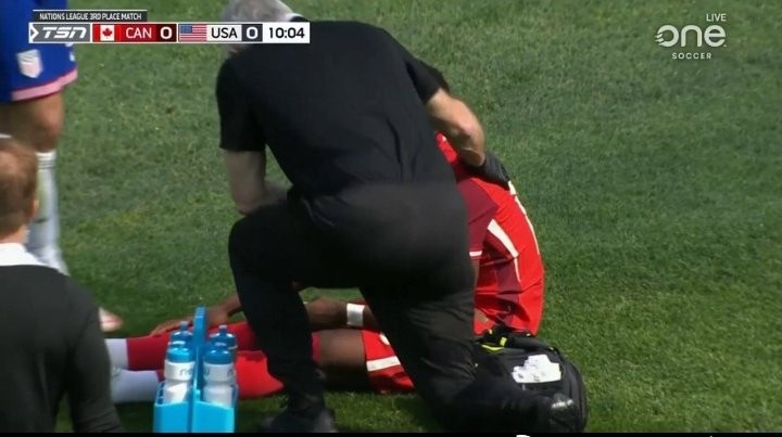  并無(wú)大礙！記者：戴維斯右膝敷冰袋&無(wú)明顯跛行，自稱情況良好