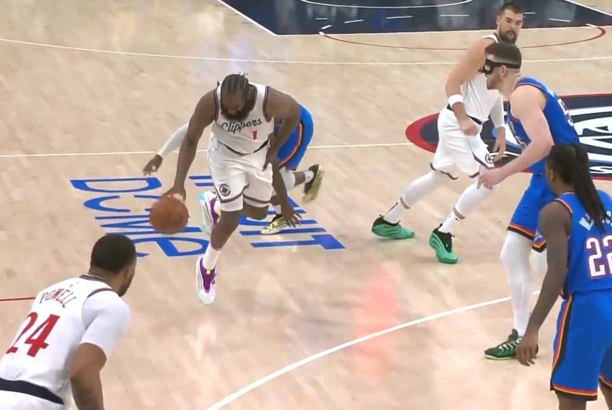  被多特貼身頂翻！哈登捂著自己的大腿痛苦倒地！好在無礙繼續(xù)比賽