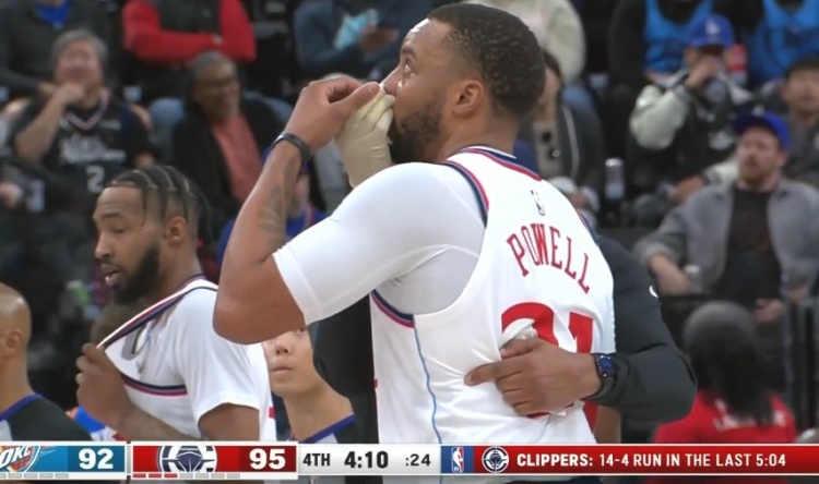  真正的“血帽”！鮑威爾上籃遭亞歷山大封蓋 被打到鼻子血流不止