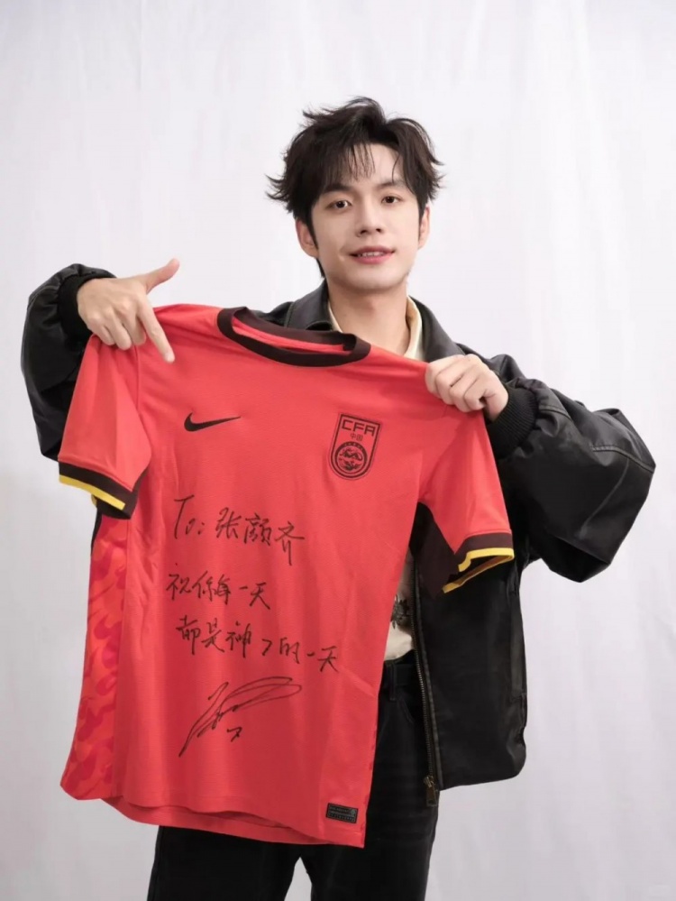  歌手張顏齊曬武磊to簽國足球衣，武磊評論：也是神“齊”的一天