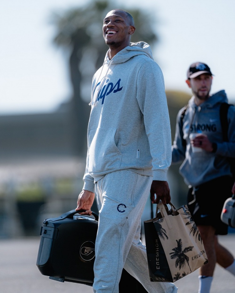  哈登隨隊(duì)出征！快船官方曬出球隊(duì)登機(jī)照：出征東部??！