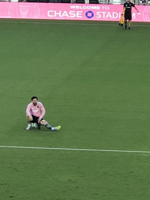  記者：梅西在訓(xùn)練中對左腿內(nèi)收肌受傷部位進(jìn)行冰敷，周末出戰(zhàn)成疑