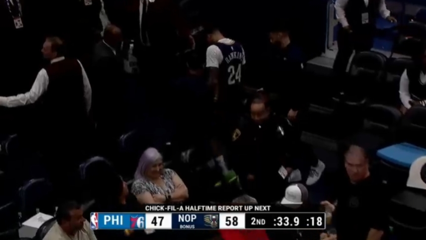  傷病退散！霍金斯落地沒站穩(wěn) 緊捂腳踝痛苦不堪 隨后回到更衣室