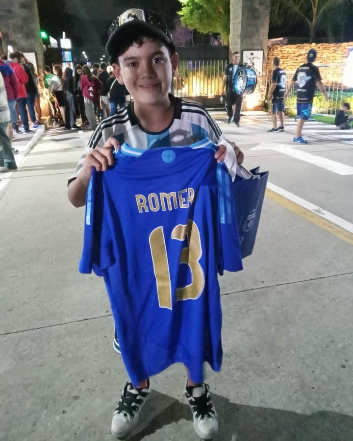  暖心！羅梅羅將簽名球衣贈(zèng)送給哭著接受采訪的小球迷