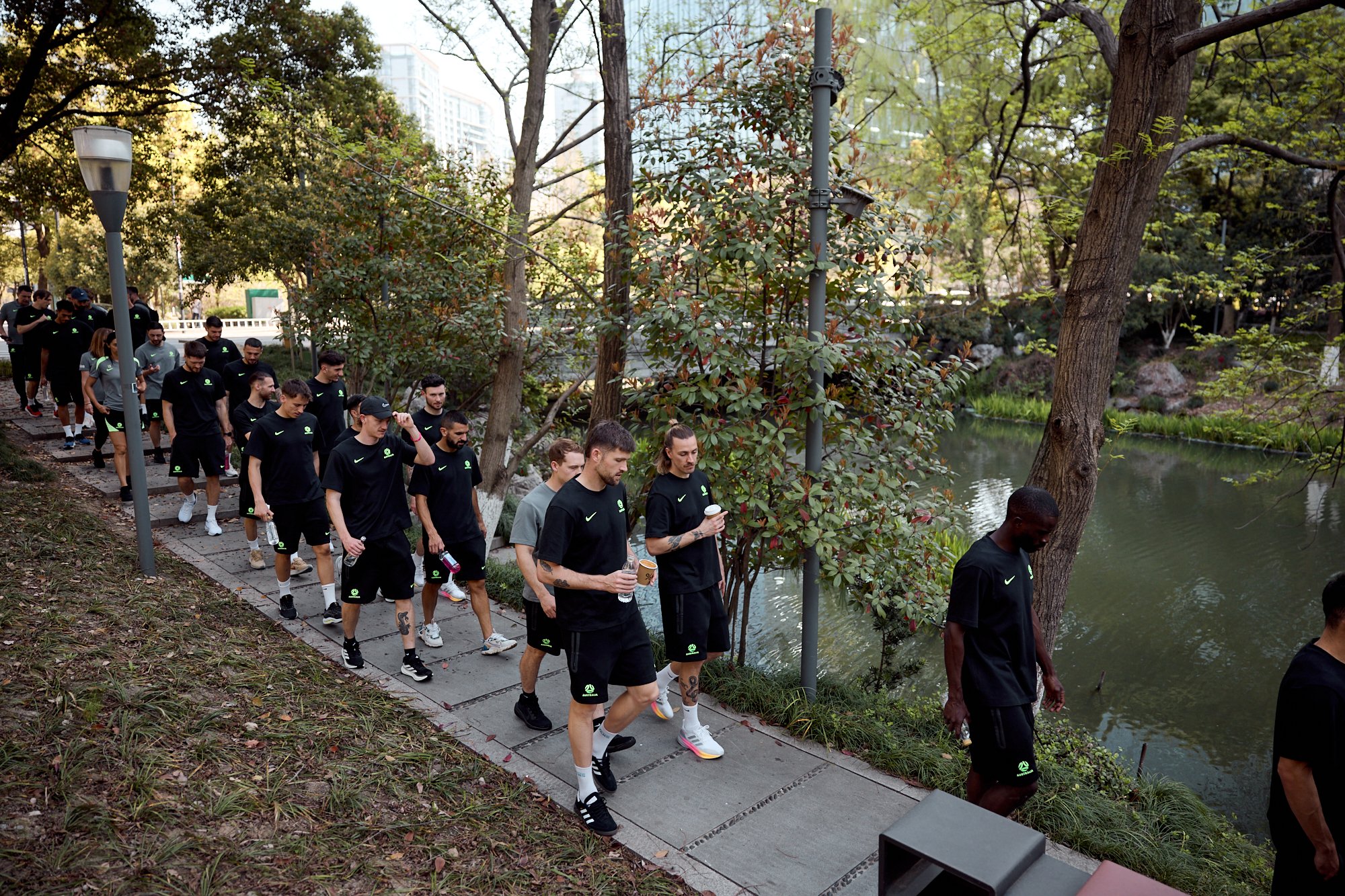  悠閑！今晚戰(zhàn)國(guó)足，澳大利亞官推曬照：全隊(duì)在杭州漫步?