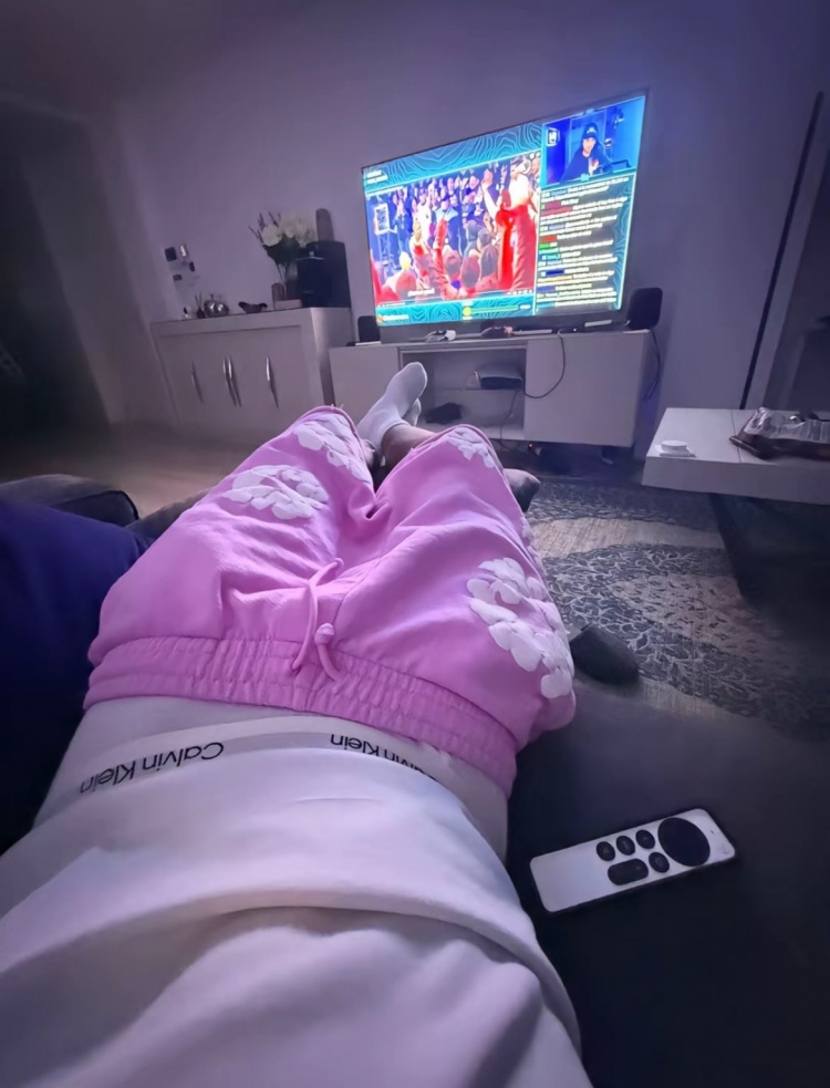  繼續(xù)嘲諷范德法特！亞馬爾TikTok曬半脫褲子看電視照片