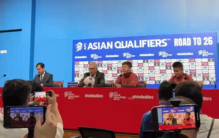  記者：發(fā)布會(huì)上伊萬看上去有很強(qiáng)烈的傾訴欲望，這在以往并不常見