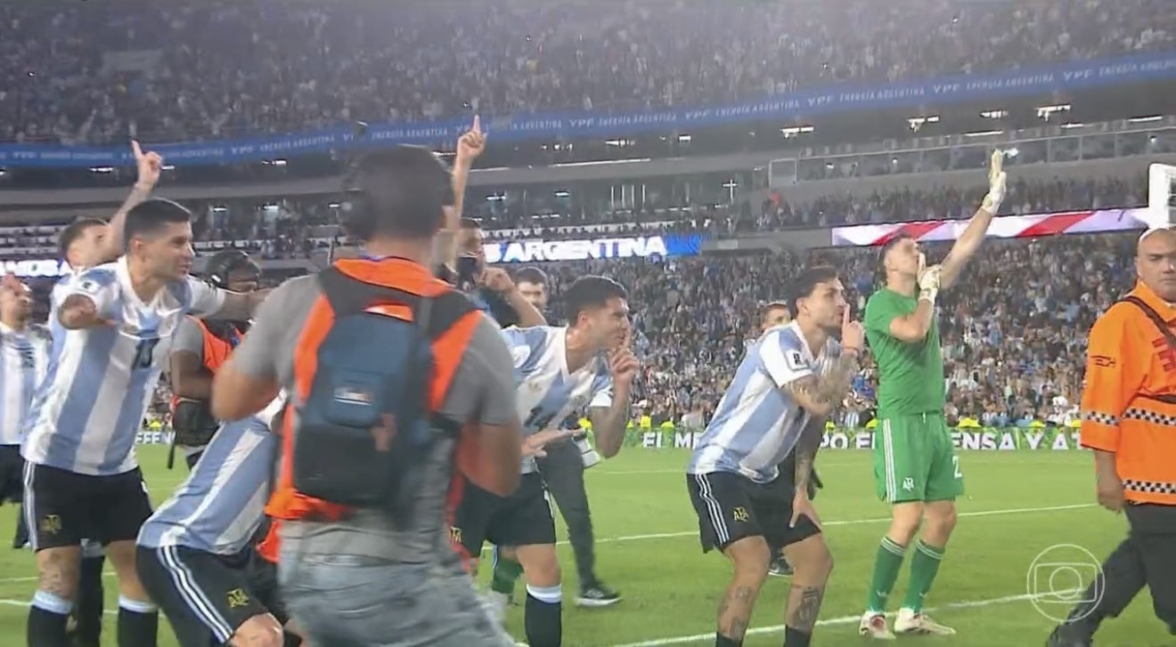  為巴西默哀一分鐘！阿根廷球員賽后朝看臺示意，靜下來為巴西默哀