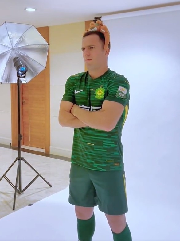  塞爾吉尼奧將迎國安首秀，博主曬其一個月前標(biāo)準(zhǔn)照拍攝花絮