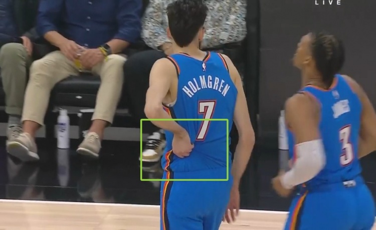  稍有不適！切特扣籃+蓋帽后捂著腰部左側(cè) 但繼續(xù)堅持出戰(zhàn)