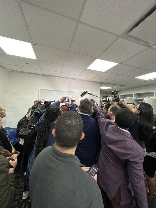  這陣勢(shì)！巴特勒采訪現(xiàn)場(chǎng)被圍得水泄不通