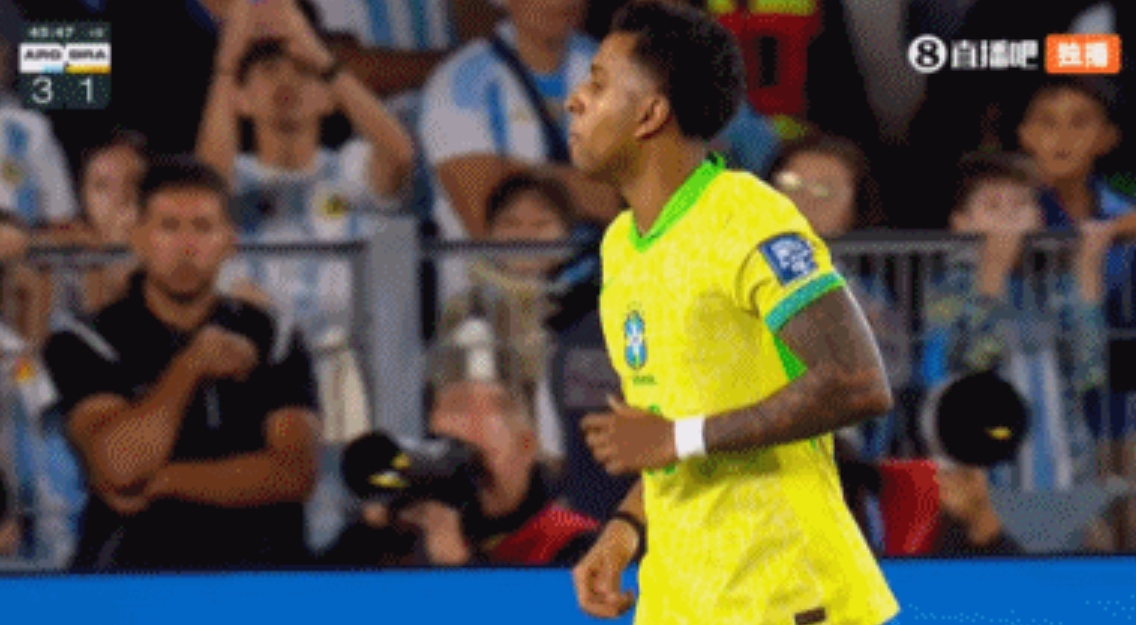  半場(chǎng)被換下！羅德里戈比賽中與帕雷德斯互懟，當(dāng)前進(jìn)球荒超半年