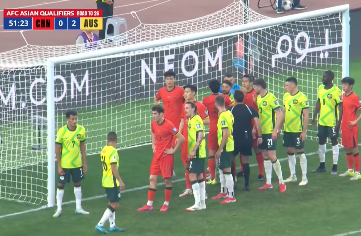  國足角球布置：門前扎人堆，困住澳大利亞1米84門將瑞安