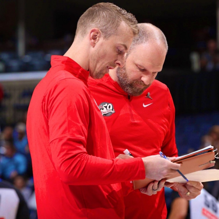  名記：除詹金斯外 灰熊還與助教拉羅什和帕特-安德魯分道揚(yáng)鑣