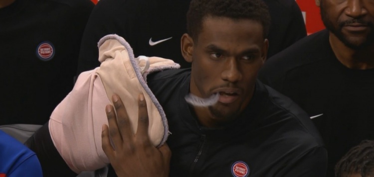  望無大礙！杜倫肩膀疑似出現(xiàn)不適  坐在板凳席上裹著厚厚的繃帶