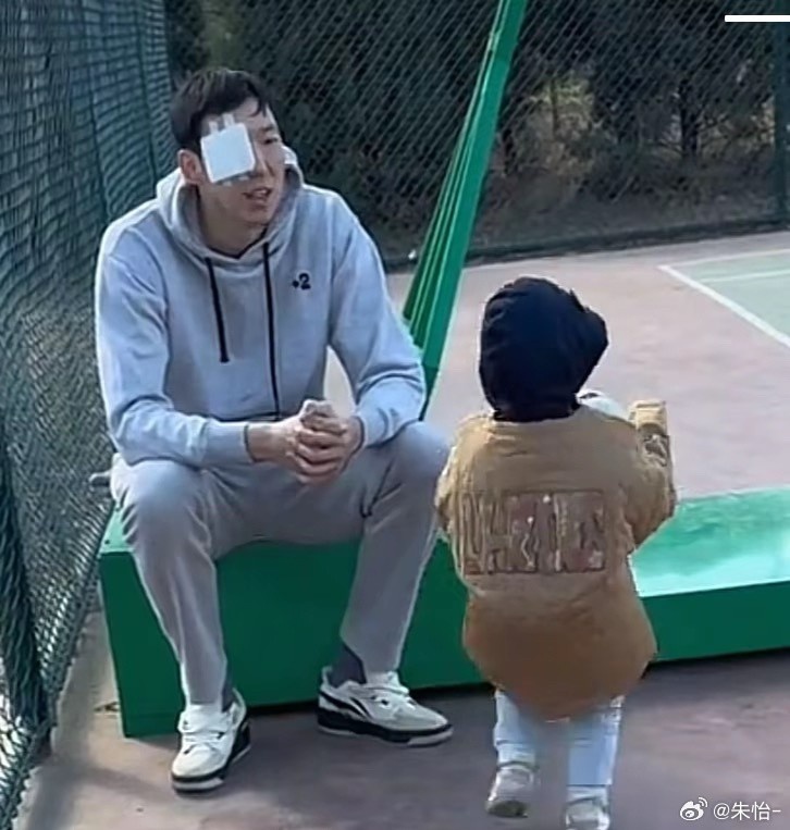  顧家好男人！記者曬出周琦手術(shù)后回歸家庭帶娃照片