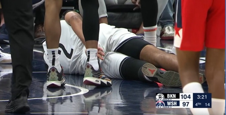  希望沒(méi)事?。】仿?約翰遜對(duì)抗防守平拍在地板上 已返回更衣室