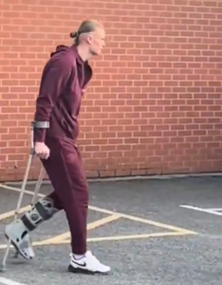  不容樂觀？球迷拍到哈蘭德拄拐+穿保護(hù)靴離開球場