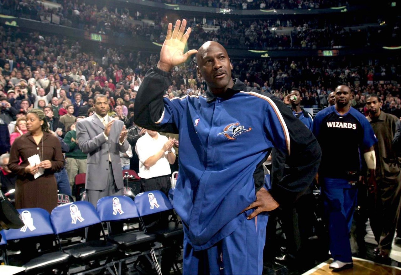  韋德：?jiǎn)痰ぴ谄娌艌?chǎng)均20+已很出色 但詹姆斯保持的水平世所未見(jiàn)