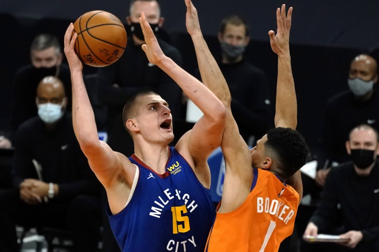  31分21籃板22助攻！布克：我們還從沒(méi)見(jiàn)過(guò)約基奇這種表現(xiàn)