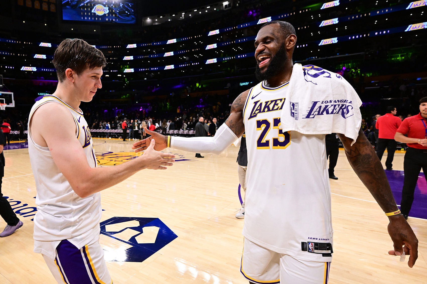  老詹爆砍42分17板8助！里夫斯：難以理解 沒人見過這樣的表現(xiàn)