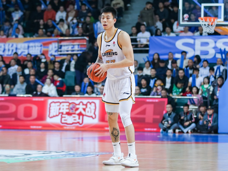  攻防俱佳！張鎮(zhèn)麟15中8拿到19分7板6助5斷2帽