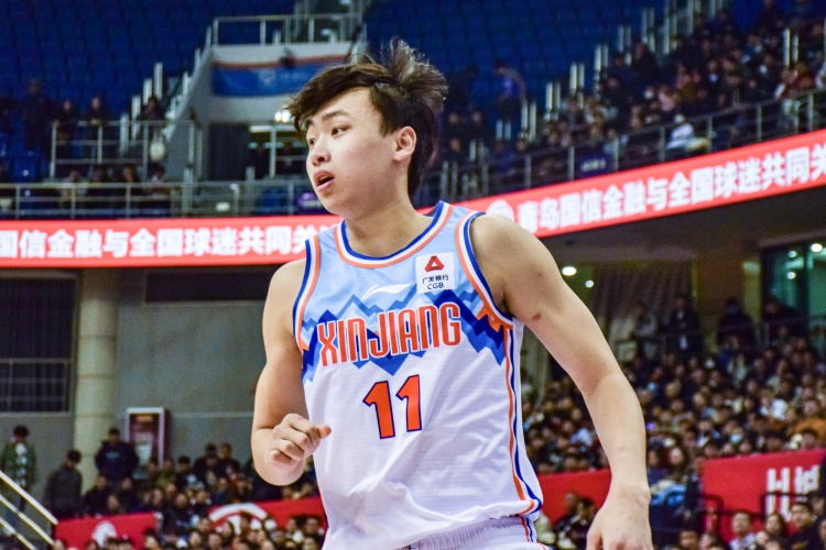  狀態(tài)出色！齊麟首節(jié)5分鐘4中3得到7分1助