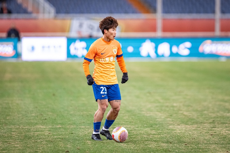  記者：泰山隊賽前，崔康熙和謝文能出席發(fā)布會