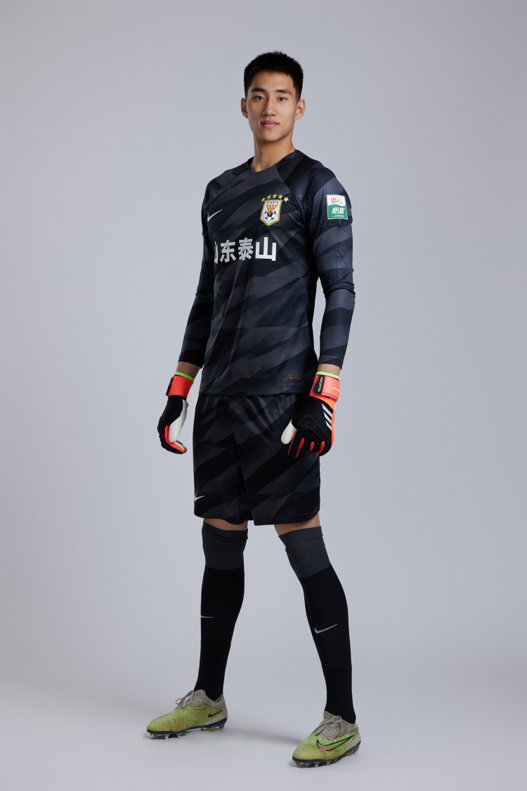  足球報：王大雷已37歲且有潛在傷病，有必要增加于金永出場時間