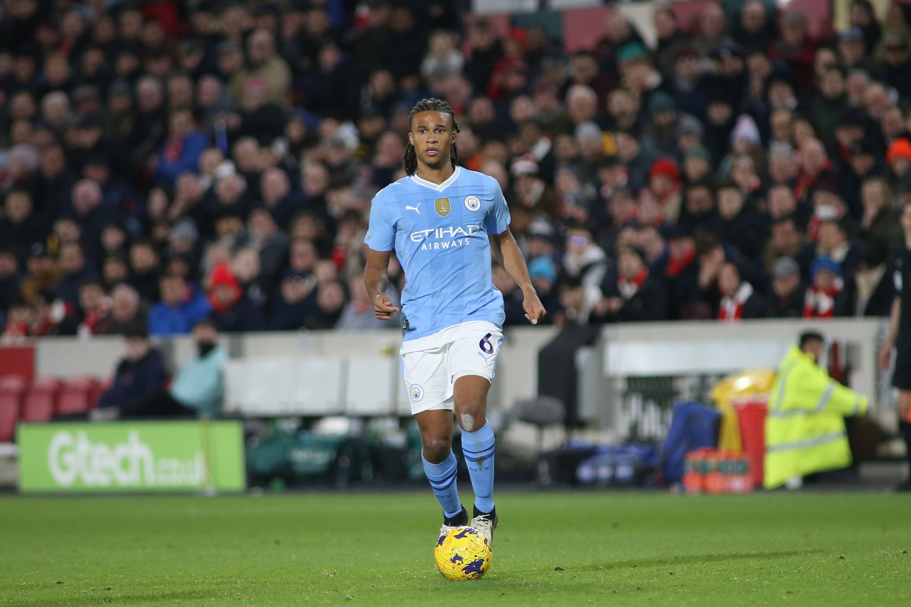  曼晚：阿克和魯本-迪亞斯隨隊(duì)抵達(dá)了球場(chǎng)，但未入選比賽大名單