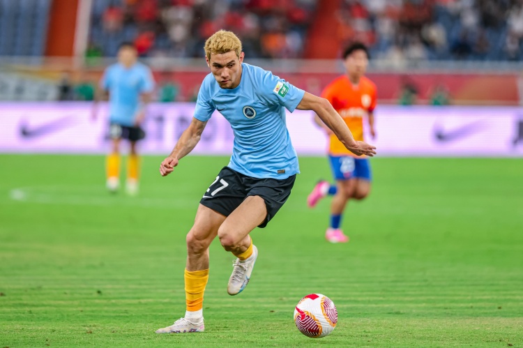  半場(chǎng)8次丟失球權(quán)！媒體人：拜合拉木身體夠硬肯拼，但不能觸球多