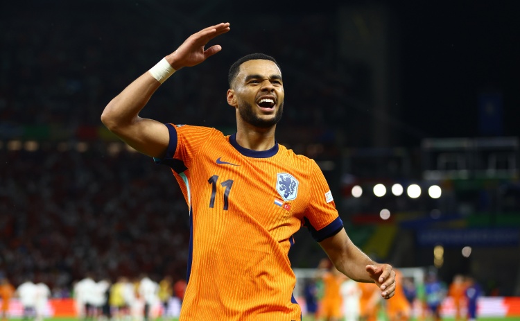  加克波為荷蘭隊出戰(zhàn)前37場比賽參與21球，本世紀(jì)僅次于亨特拉爾